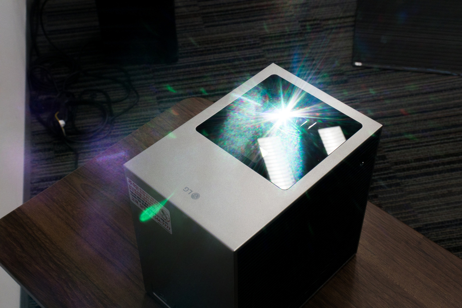 LG CineBeam プロジェクター本体　単焦点 全ての壁が、最高のスクリーンに。超短焦点 ミニマル 4Kレーザー