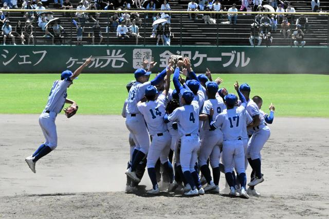 優勝を決め喜ぶ小松大谷の選手たち＝県立