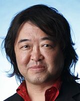 参政党さや氏の「秘密の夫」として報じられた音楽家・塩入氏の公式ウェブサイトからの肖像写真。