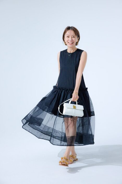 鈴木亜美さんが魅せる”ほぼ黒ファッション”にプチプラな【金属