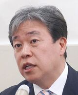 過去に舌禍事件を起こした鶴保氏が記者会見で説明する場面
