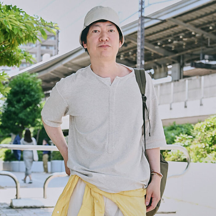 【Stray Kids着用】 JEANS ヘンリーネックTシャツ すぐ届く 洒落者たちにジワジワキテる「ヘンリーネック」。Tシャツの新た