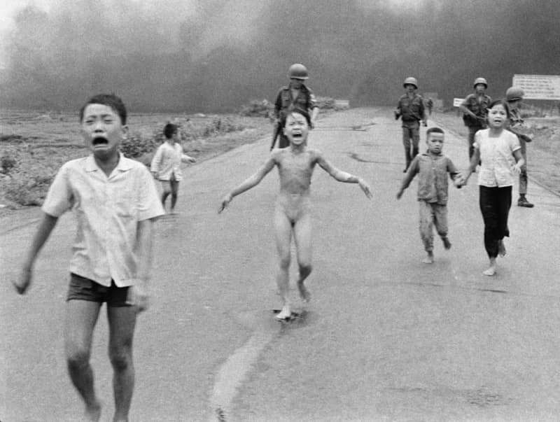 【希少」ベトナム戦争当時物　ベトナムに母と子の保険センターを　ソフビ貯金箱 希少」ベトナム戦争当時物ベトナムに母と子の保険センターを