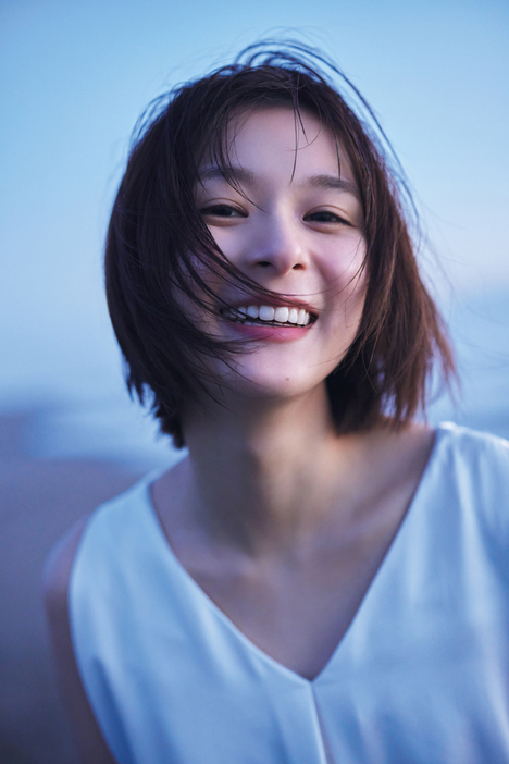 ワニブックス - 芳根京子　デビュー10周年記念　写真集　京　直筆サイン入り 芳根京子＞デビュー10周年記念写真集「京」 電子書籍化 一本の