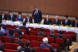 石破首相の退陣報道を否定し、党内を混乱させる自民党の会合風景