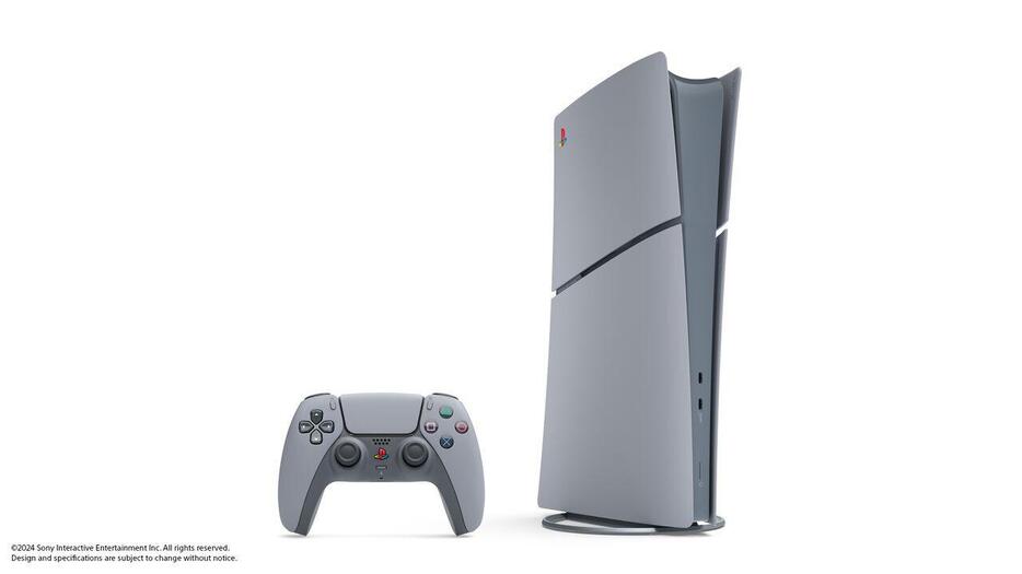 プレイステーション30周年記念モデルのPS5本体、コントローラー
