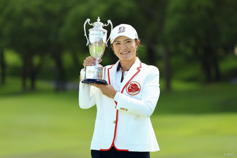 渡邉彩香が2打差逆転で3年ぶり6勝目 一ノ瀬優希は“ママさんV