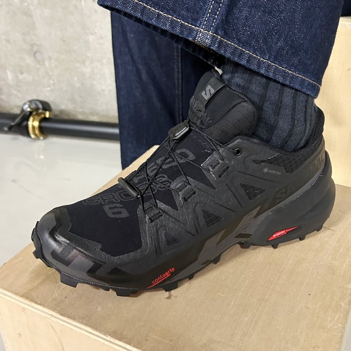 大人の「サロモン」は黒に限る。オシャレな人の愛用スニーカー3