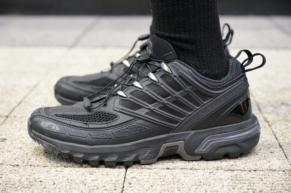 美品 SALOMON サロモン ゴアテックス スニーカー オールブラック オールブラックになって街履きにも最適なサロモンのゴアテックス
