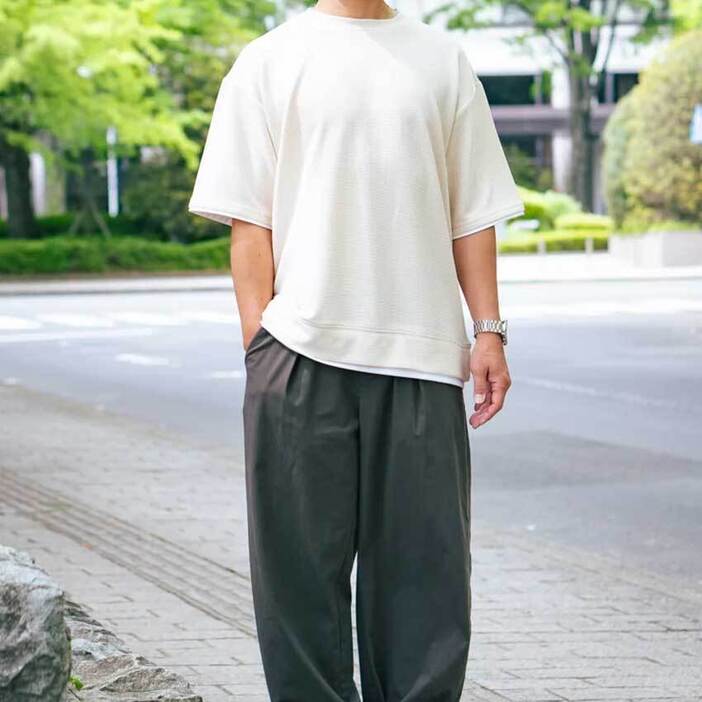 オカピ様 C5434 モノトーンコーデ モノトーンコーデ“がこなれた街角の3人！シンプルなTシャツなら