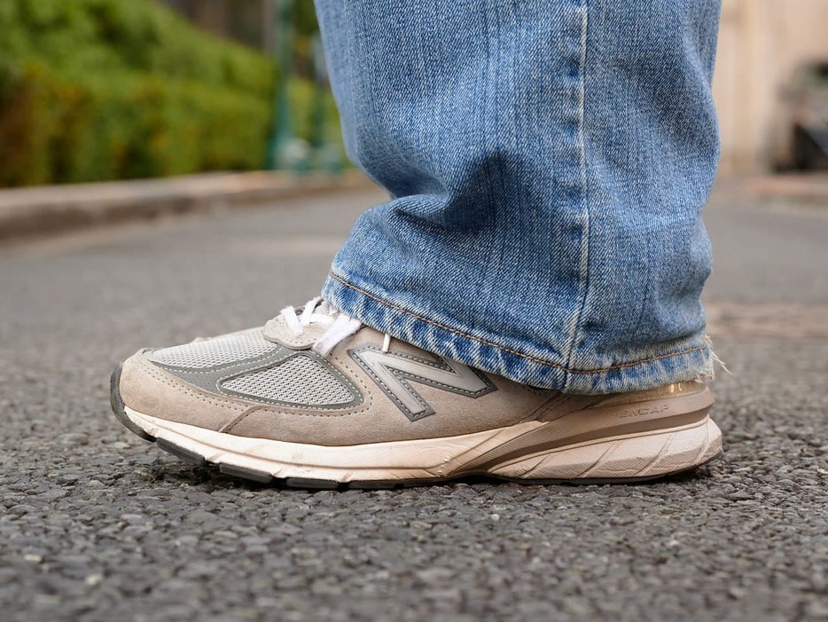 ★New Balance★SNSでも話題のM990グレー オシャレな大人の「ニューバランス 990」はグレー、一択！ 3人の