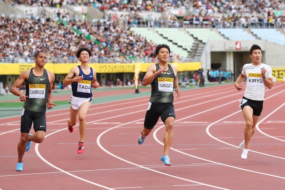 大阪で男子100mに最強カルテットが顔を揃えたが期待の9秒台は出なかった。左からケンブリッジ飛鳥、多田、山縣、桐生（写真・アフロスポーツ）