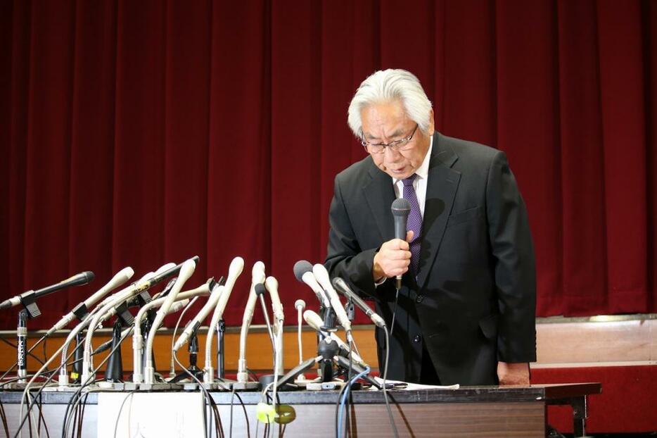 [写真]会見で謝罪する日大・大塚学長