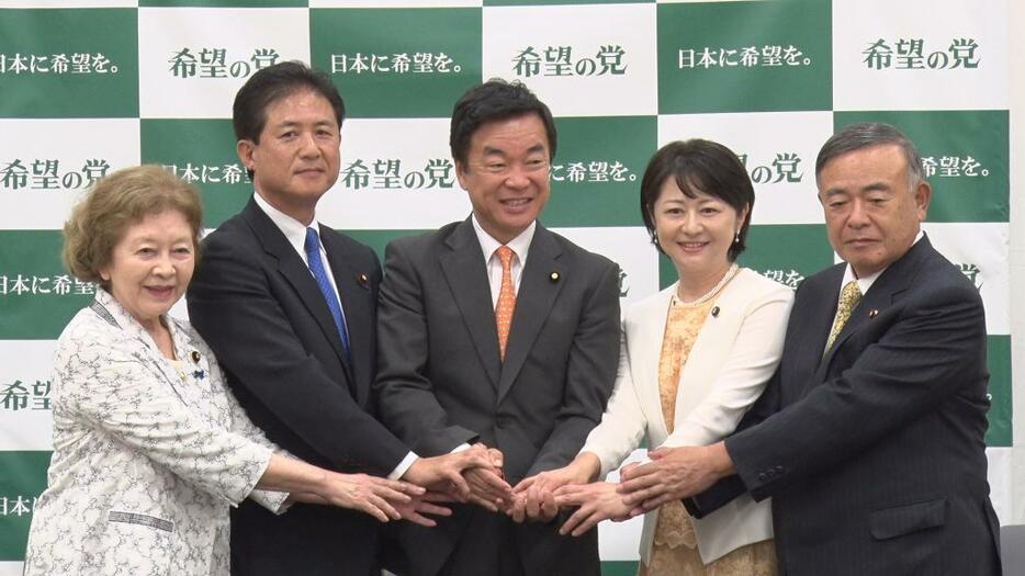 [画像]設立会見に臨んだ松沢代表（中央）ら所属議員
