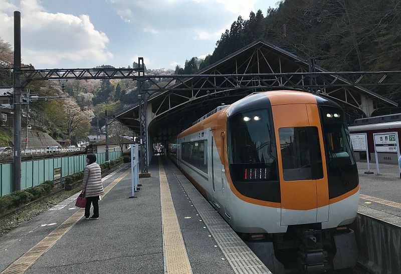 [写真]近鉄・吉野駅。フリーゲージトレインが実現すれば京都駅から吉野駅まで直通運転が可能となる=2018年4月、奈良県吉野町で