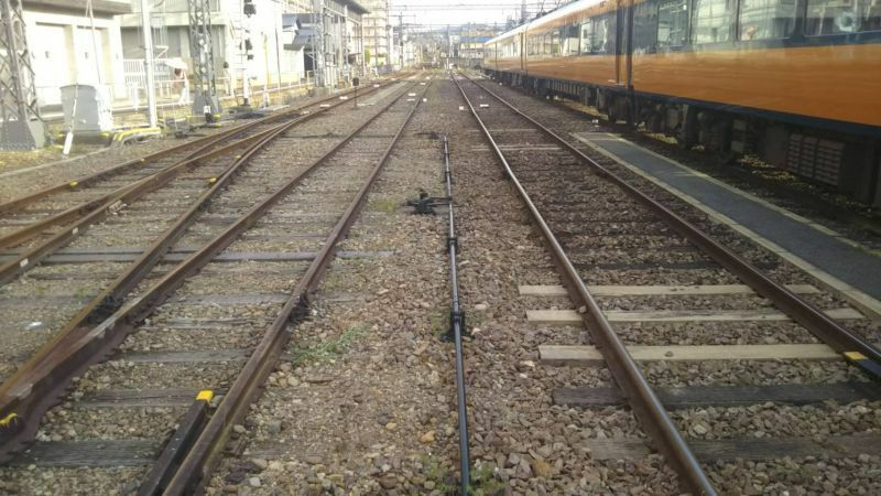 [写真]橿原神宮前駅で撮影した線路、狭軌（左）と標準軌（提供：近畿日本鉄道）