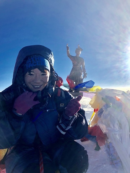 [写真]エベレスト山頂の大城さん（撮影：kenro Nakajima、山岳医療救助機構提供）