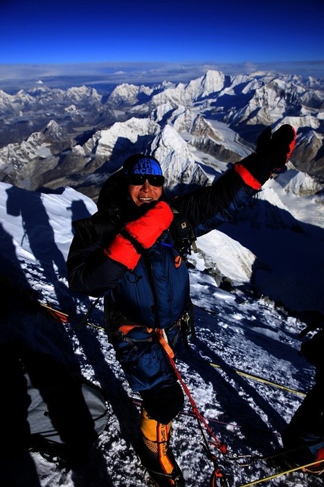 [写真]8800メートルの絶景を背に（撮影：kenro Nakajima、山岳医療救助機構提供）
