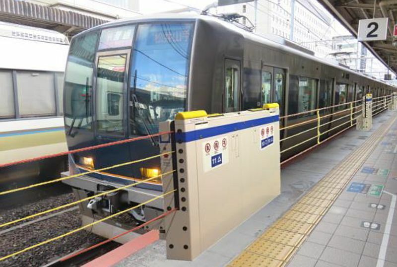 [写真]2019年秋ごろ設置予定のJR三ノ宮駅「昇降式ホーム柵」のイメージ写真（提供：JR西日本）