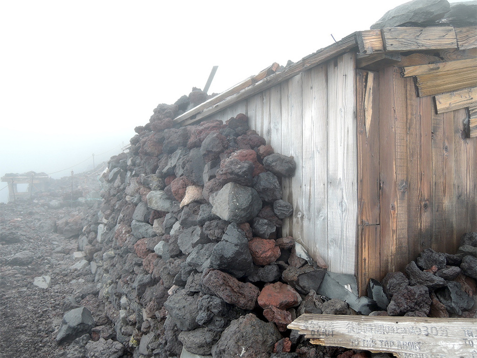 須走口より富士山頂に至る登山道の9合目付近。右側の建物が迎久須志之神社。かつては登山道が迎久須志之神社内を通っていたが、現在、神社は閉鎖され登山道も神社を回り込んでいる＝平成28年8月撮影【富士山東口本宮冨士浅間神社提供】