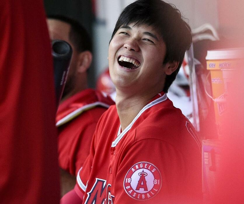 ベンチで談笑するロサンゼルス・エンゼルスの大谷翔平選手＝2018年5月15日撮影（写真：USA TODAY Sports/ロイター/アフロ）