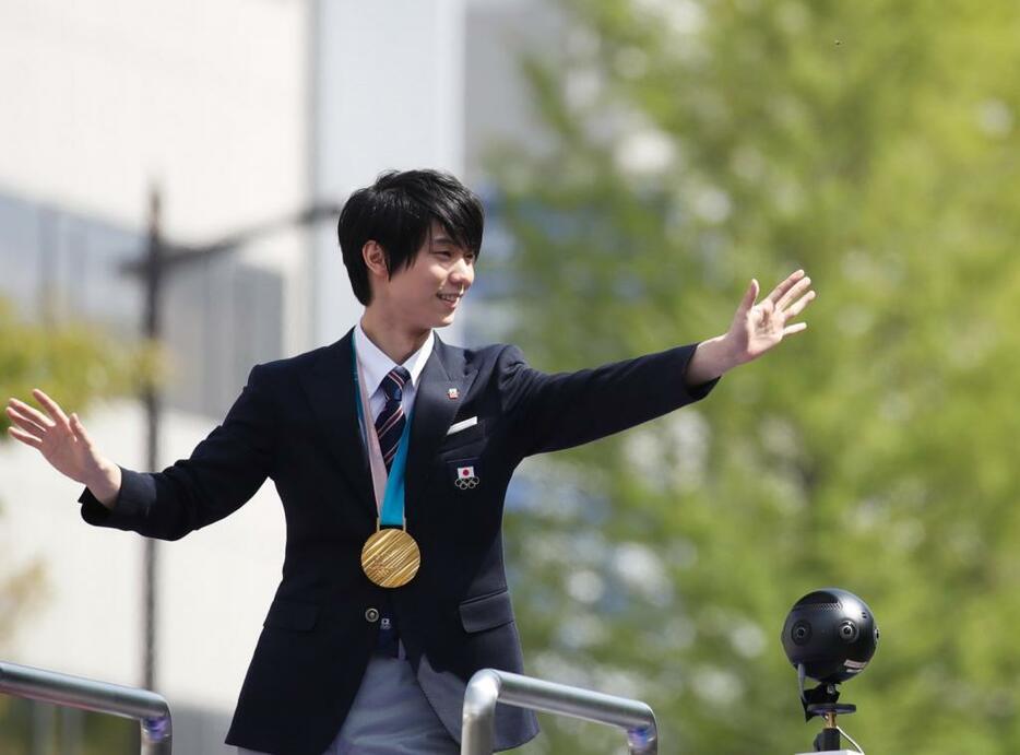 羽生結弦 「2連覇おめでとう」 パレードで手を振る羽生選手＝2018年4月22日撮影（写真：田村翔/アフロスポーツ）