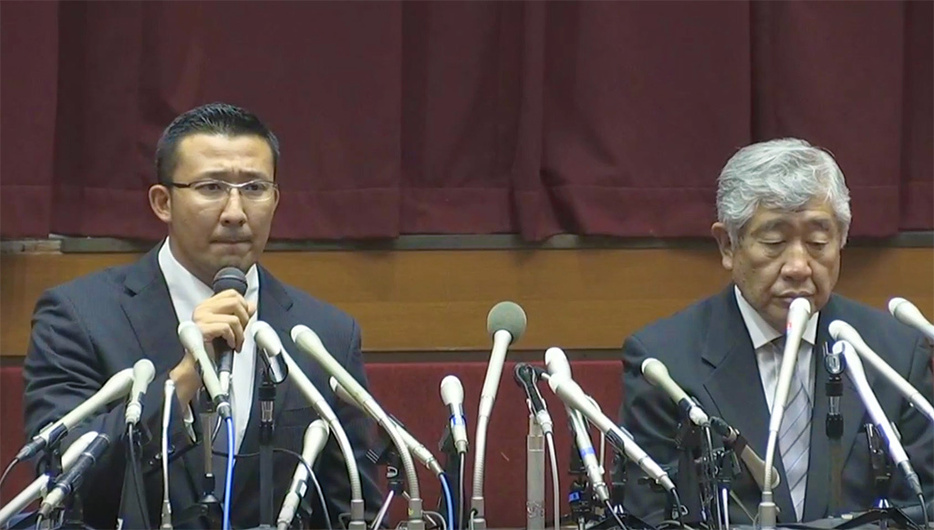 日大の井上コーチ（左）、内田前監督(右）の緊急会見は醜い水掛け論で終わった