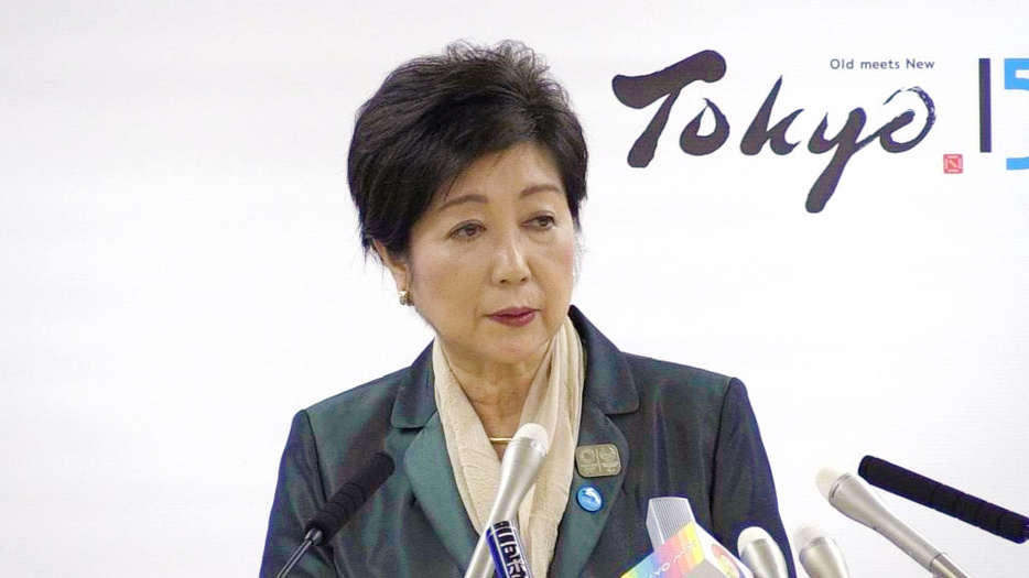 [画像]定例会見に臨む小池知事