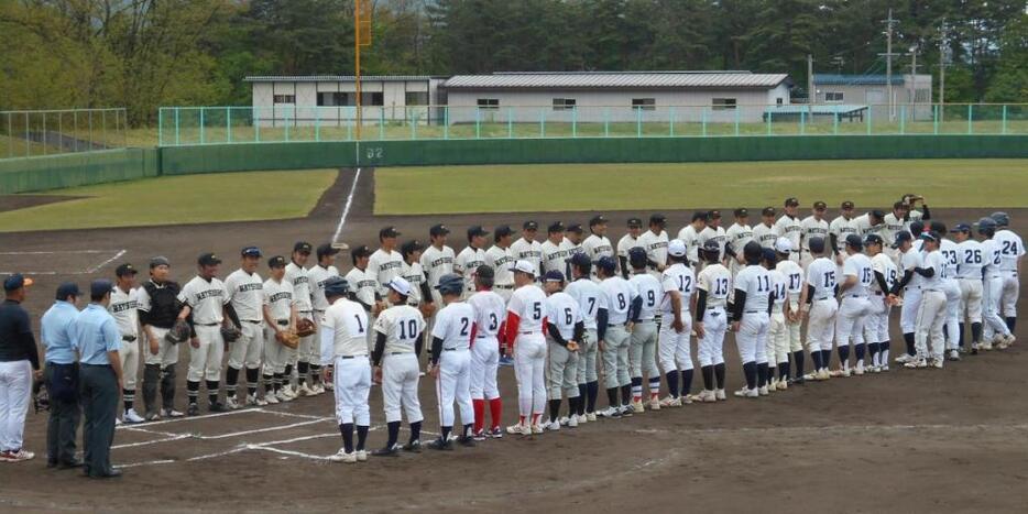 [写真]「久しぶり！」。笑顔で顔合わせする松商学園（左）、岡谷南のOB選手（6日・同）