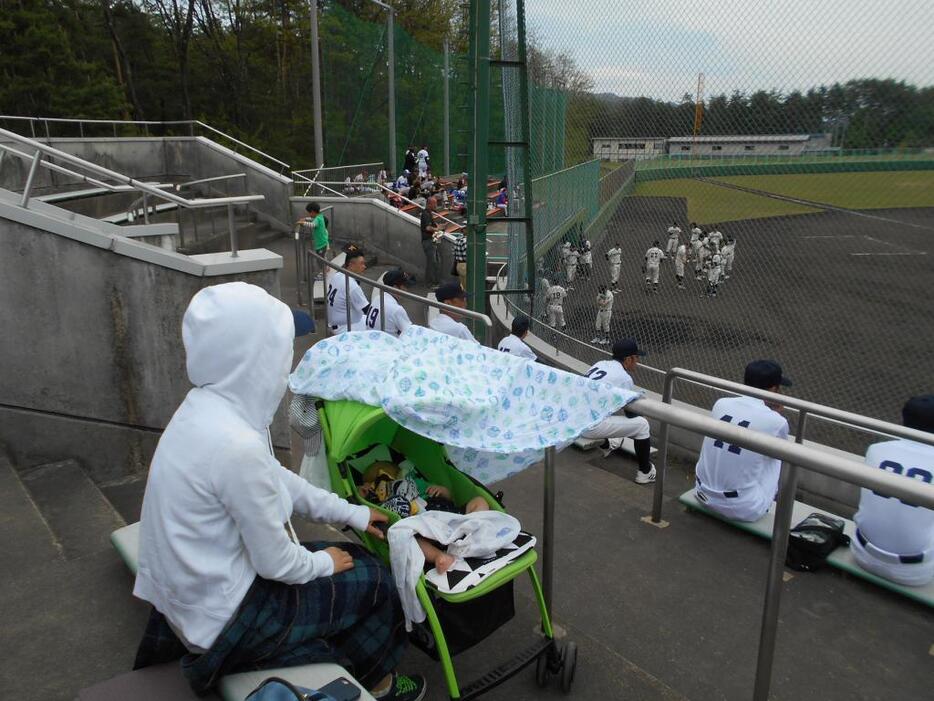 [写真]赤ちゃんも応援（6日・同）