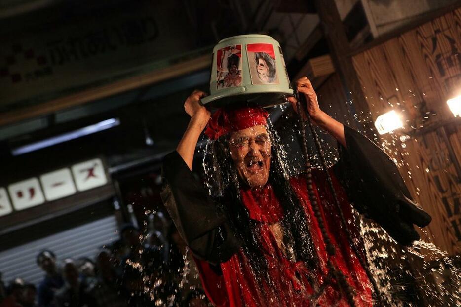 2014年横浜公演。頭から水をかぶるクライマックスは圧巻（写真集「伝説の大道芸人ギリヤーク尼ヶ崎への手紙」より）(C) 紀あさ
