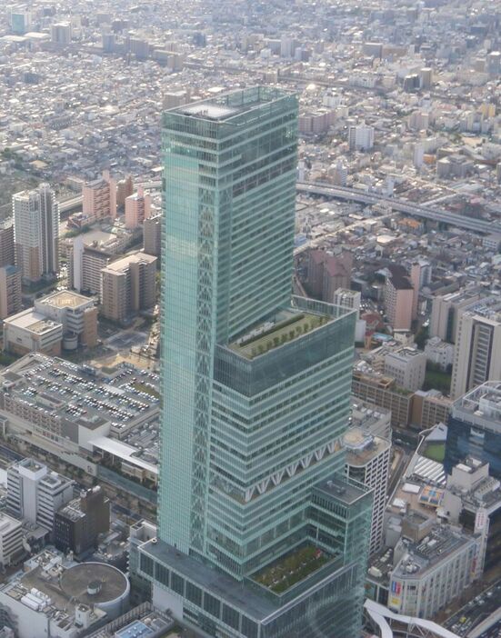 [写真]高さ300メートル、日本一の超高層ビル「あべのハルカス」＝2017年10月、大阪市阿倍野区で（撮影：柳曽文隆）