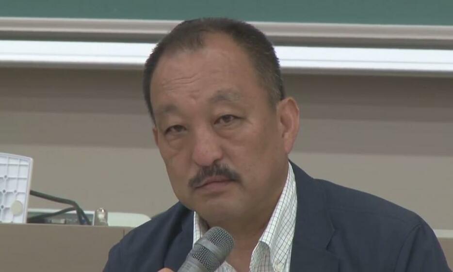 [画像]記者の質問を聞く鳥内監督