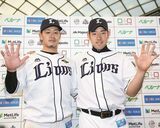 4月28日の楽天戦[メットライフ]、6回無失点で開幕5戦5勝を達成した菊池[写真右。左は浅村]