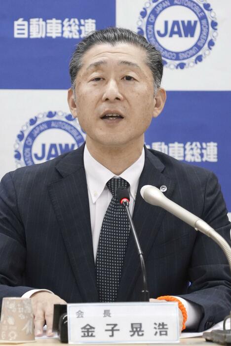 記者会見する自動車総連の金子晃浩会長＝20日午前、東京都港区