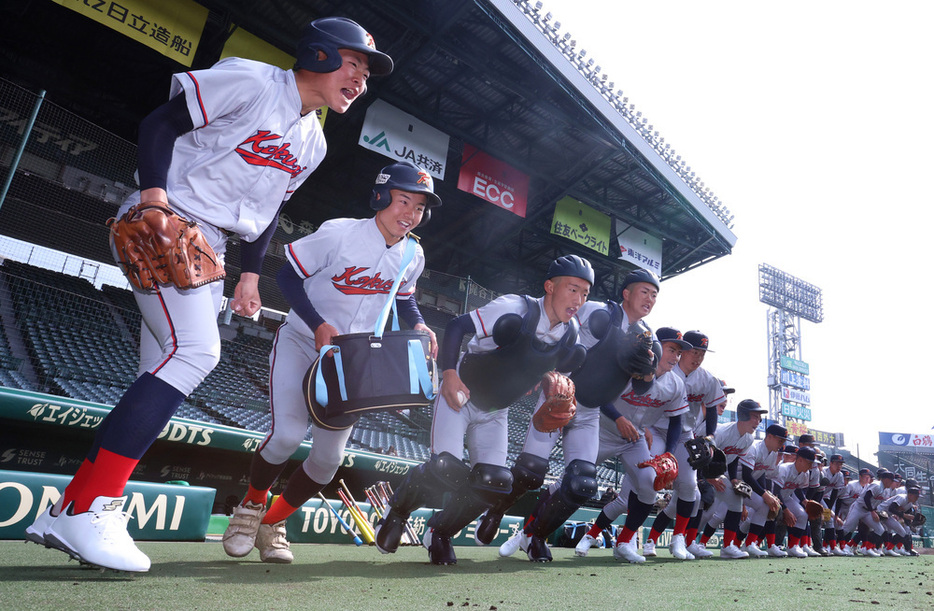 グラウンドに駆け出す京都国際の選手たち＝兵庫県西宮市の阪神甲子園球場で、滝川大貴撮影影