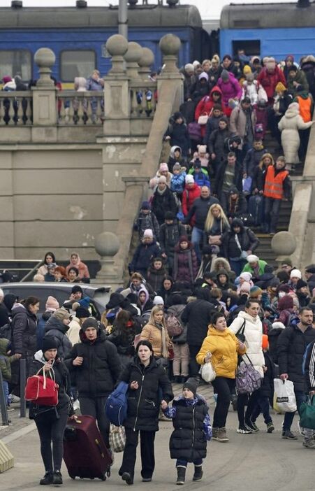 ウクライナ各地から列車で避難し、西部リビウに到着した人たち＝２０２２年３月４日