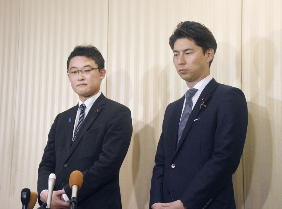 自民党和歌山県連の懇親会を巡り、取材対応した青年局の藤原崇局長（左）と中曽根康隆局長代理＝8日午後、岩手県奥州市