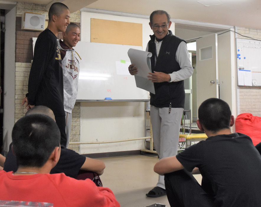 寮で選手たちと気さくに話す寮監の下村孝さん（右奥）＝茨城県つくば市下広岡で２０２４年３月１７日、川島一輝撮影