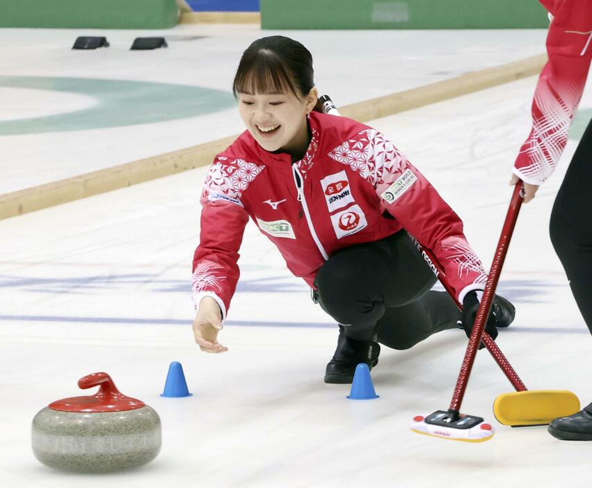 調整するカーリング女子日本代表でSC軽井沢クの上野美優＝軽井沢アイスパーク