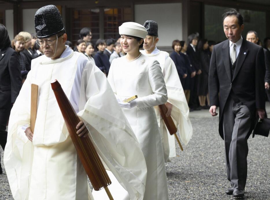 伊勢神宮外宮の参拝に向かわれる天皇、皇后両陛下の長女愛子さま＝26日午後、三重県伊勢市