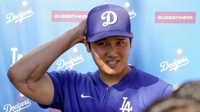 結婚について報道陣の質問に答えたドジャースの大谷翔平選手(写真：AP/アフロ)