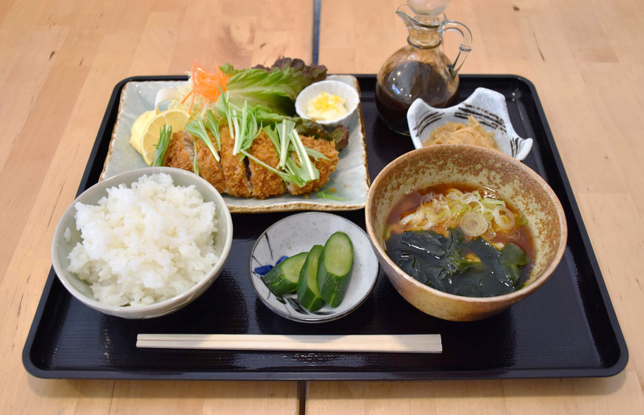 「モロ」のフライやうどんが楽しめる「とちぎ定食」＝2024年2月、栃木県栃木市