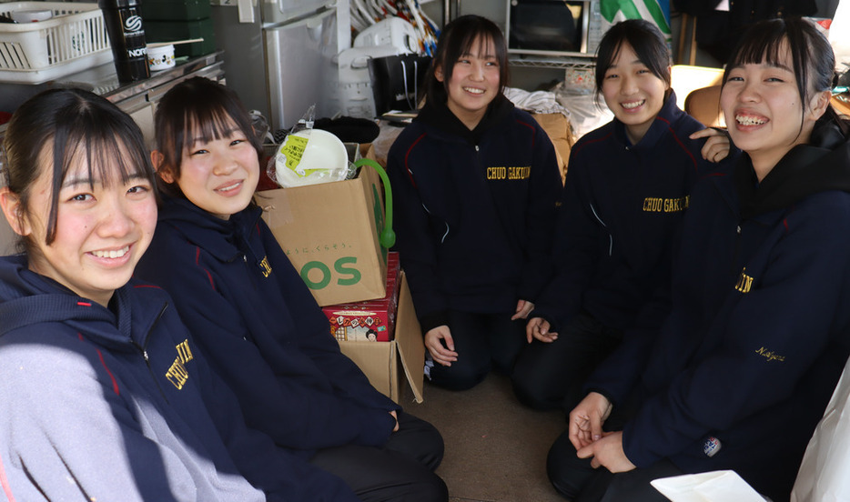 中央学院野球部マネジャーの（左から）糠谷実咲さん、谷口百々花さん、山本花奈さん、福田真央さん、中村彩夏さん＝千葉県我孫子市で２０２４年３月３日、林帆南撮影