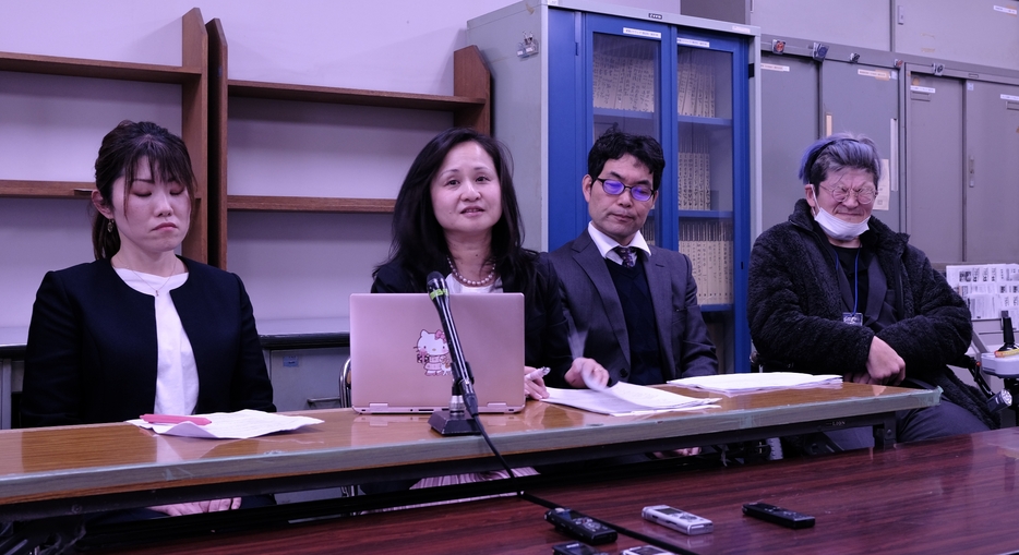［写真］申し立てをした保護者（左）らが記者会見を行った＝大阪市中央区で2024年3月26日