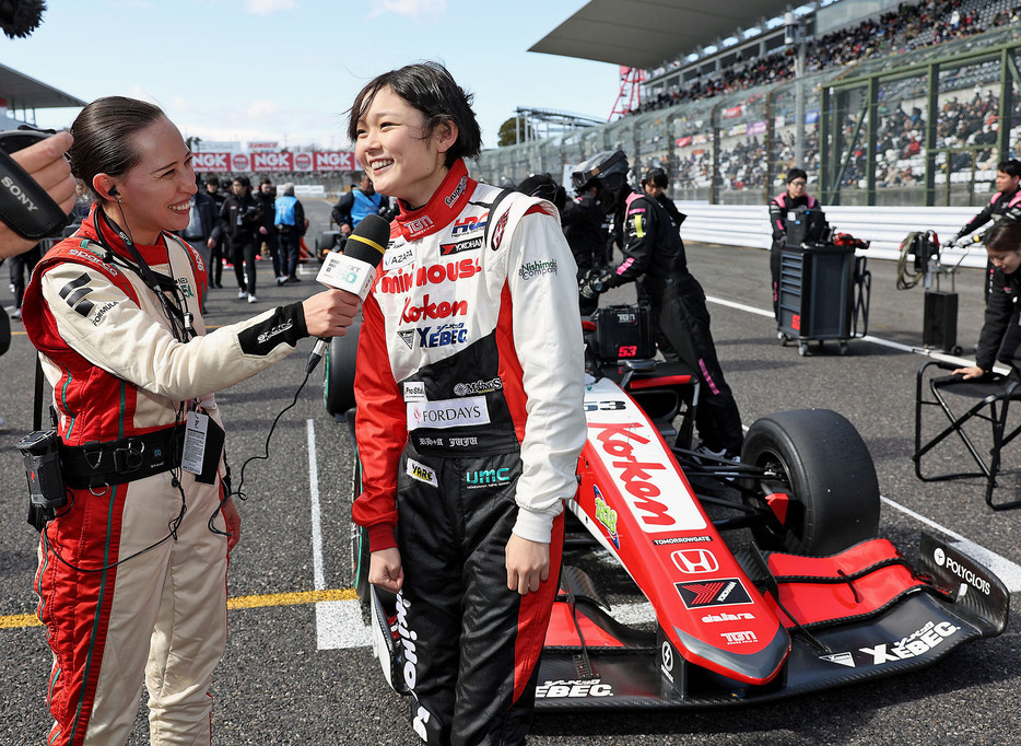 スーパーフォーミュラに日本人女性として初参戦し、17位の野田樹潤（右）＝10日、三重県鈴鹿サーキット（（C）JRP）