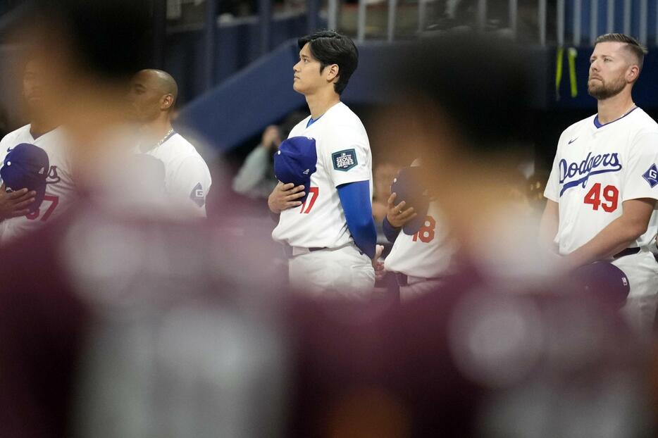 韓国プロ野球キウムとのプレシーズンゲームに臨むドジャースの大谷翔平＝17日、ソウル（AP＝共同）