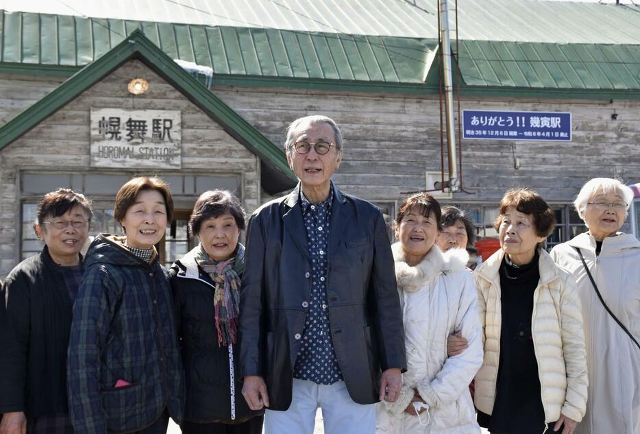 映画「鉄道員」でロケ地となったJR北海道の幾寅駅を訪れた木村大作さん（左から4人目）と集まった地元住民ら＝23日午前、北海道南富良野町