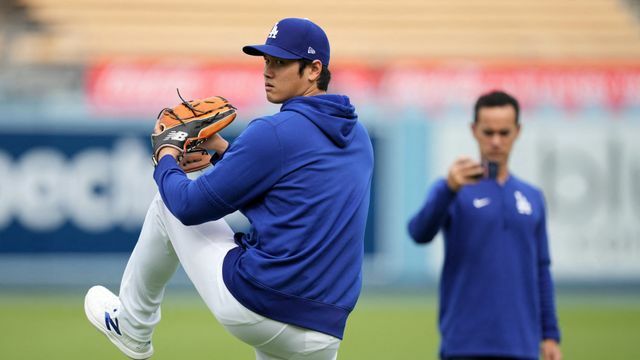 キャッチボールを行う大谷翔平選手とその様子を撮影するアイアトンさん（写真：USA TODAY Sports/ロイター/アフロ）