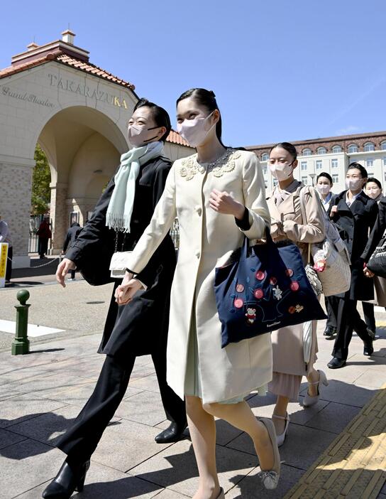 笑顔で入学説明会に向かう、宝塚音楽学校の合格者＝27日午前、兵庫県宝塚市